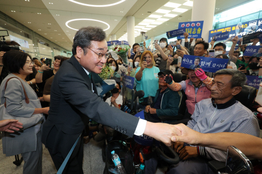 이낙연 더불어민주당 전 대표가 1년간의 미국 유학 생활을 마친 뒤 24일 오후 인천국제공항을 통해 귀국한 뒤 지지자들과 인사하고 있다.연합뉴스